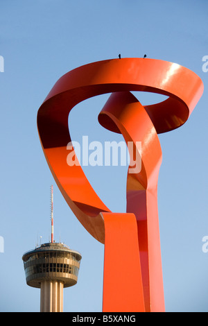 San Antonio la torcia di amicizia da scultore monumentale Sebastian, un dono dal Messico, con la Torre delle Americhe Foto Stock