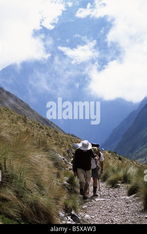 Il trekking di avvicinamento donna morta Pass, Inca Trail, Perù Foto Stock