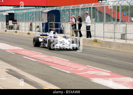 La BMW Sauber con una vettura di Formula 1 in uscita dalla pit-lane Foto Stock