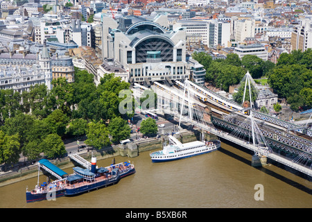 Guardando verso il basso presso la stazione di Charing Cross e il Hungerford Bridge di Londra da una capsula sul London Eye Foto Stock