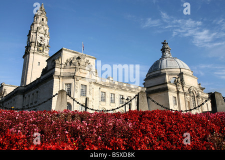 Fiori invernali di fronte al Palazzo del Municipio Civic Centre Cardiff South Glamorgan Galles del Sud Foto Stock