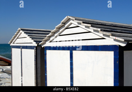 Blu e bianco capanne Spiaggia di Sant Pol de Mar Costa Brava Catalogna Spagna Foto Stock