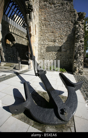 Città di Southampton, Inghilterra. Un dispositivo di ancoraggio nel cortile aperto di Holyrood rovine della chiesa. Foto Stock