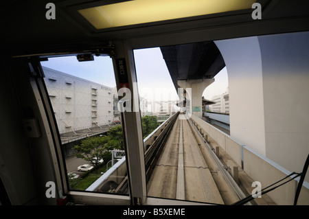 Guida automatizzata transit train (Linea di Yurikamome), arrivando a Rainbow Loop di bridge, andando a isola di Odaiba. Baia di Tokio. Giappone Foto Stock
