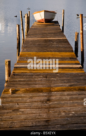 Barca a remi in legno dock, Hopfensee, Baviera, Germania Foto Stock