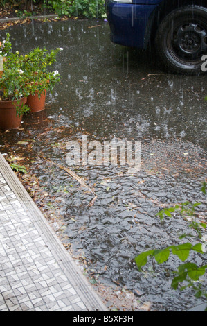 Heavy Rain al di fuori di una casa in Irlanda le inondazioni nel viale di accesso Foto Stock