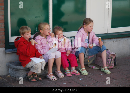 I bambini a mangiare gelato Domburg Paesi Bassi Foto Stock