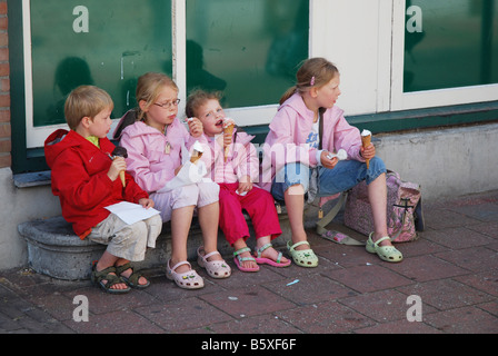 I bambini a mangiare gelato Domburg Paesi Bassi Foto Stock