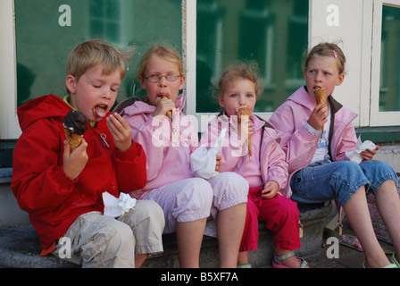 I bambini a mangiare gelato Domburg Paesi Bassi Foto Stock