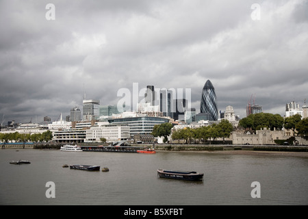 Lo skyline di Londra in un giorno di tempesta Foto Stock