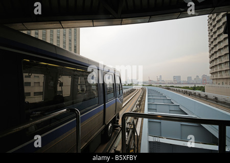 Guida automatizzata transit train (Linea di Yurikamome). Isola di Odaiba. Baia di Tokio. Il Giappone. Foto Stock