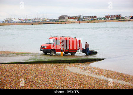 Recupero di un dinghy sullo scalo a Hayling Island Foto Stock