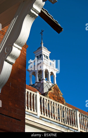 Dettagli degli esterni della chiesa di San Michele e tutti gli angeli, Bedford Park, Chiswick, Londra, Inghilterra Foto Stock