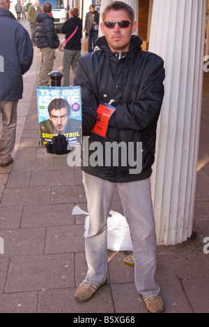 L'uomo vendere il grande problema della rivista per i senzatetto di Woodbridge,Suffolk, Regno Unito Foto Stock