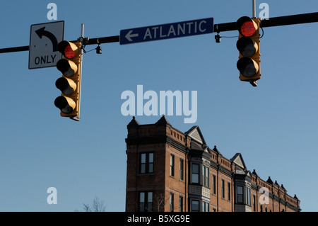 Il semaforo di fronte al Flatiron Building, Rochester NY, STATI UNITI D'AMERICA. Foto Stock