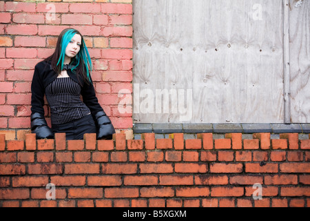 I giovani adolescenti ragazza gotica in piedi accanto a un edificio abbandonato Foto Stock