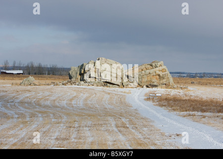 Il più grande glaciale di roccia irregolare nel mondo situato nei pressi di Okotoks Alberta Canada. Foto Stock