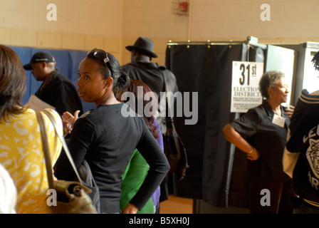 Gli elettori in Harlem quartiere di New York il giorno delle elezioni martedì 4 novembre 2008 Richard B Levine Foto Stock