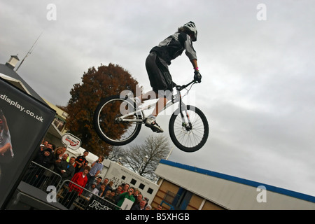 Prove pilota di bmx esegue trucchi al 09 dirt bike show Foto Stock