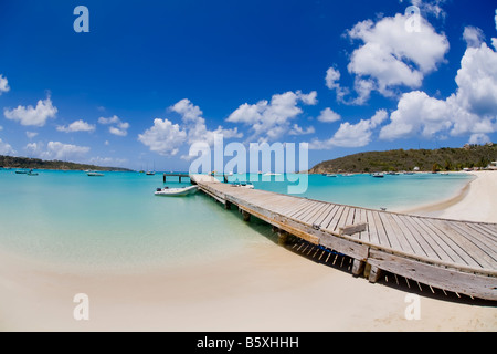 Pubblica sul dock Road Bay in suolo sabbioso area sull'isola caraibica di Anguilla nel British West Indies Foto Stock