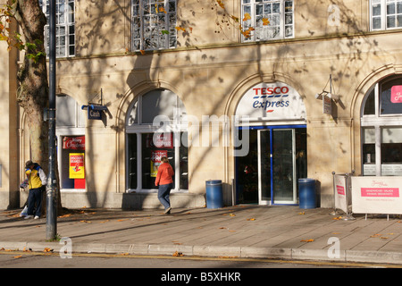 Tesco Express sul vino St Bristol Inghilterra Foto Stock