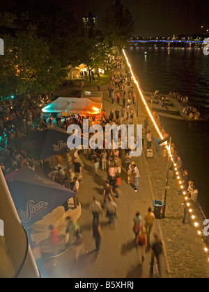 Festival di riverbank a mezzanotte con la folla di gente al fiume Main Frankfurt am Main Hesse Germania Foto Stock