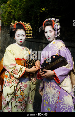 Apprendista Maiko della geisha vestita in kimono giapponese di Kyoto Foto Stock