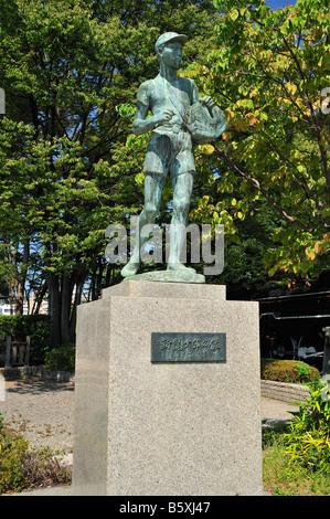 Statua vicino al museo per bambini, città di Hiroshima, Prefettura di Hiroshima, Honshu, Giappone Foto Stock