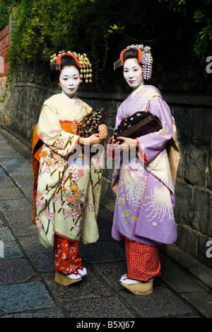 Apprendista Maiko della geisha vestita in kimono giapponese di Kyoto Foto Stock