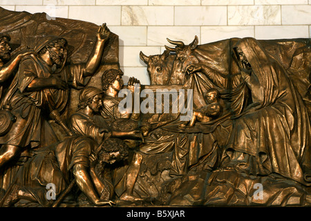 Sculture in bronzo presso la Cattedrale di Cristo Salvatore a Mosca, Russia Foto Stock