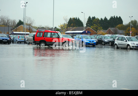 Inondazioni in Parcheggio Auto Foto Stock