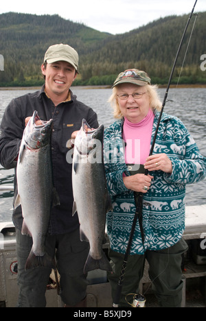 Diane Wilson e Boone Hodgins con un salmone argento, Alaska. Foto Stock