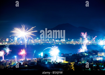 Fuochi d'artificio illuminano Napoli nella celebrazione del nuovo anno Foto Stock