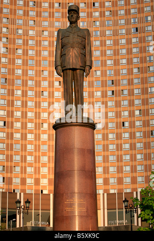 Statua del generale francese e presidente Charles de Gaulle (1890-1970) al di fuori del Cosmo Hotel (1979) a Mosca, Russia Foto Stock