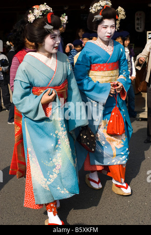 Apprendista Maiko della geisha vestita in kimono giapponese di Kyoto Foto Stock