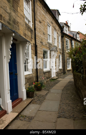 Stretti vicoli e stradine nel tradizionale cittadina di mare e il villaggio di pescatori di Robin Hood's Bay, North Yorkshire, Inghilterra Foto Stock