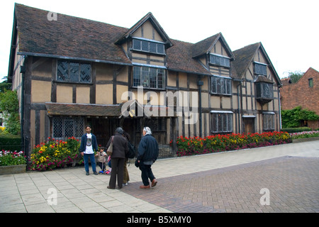 Turisti visitano William Shakespeare Birthplace in città mercato di Stratford upon Avon Warwickshire Inghilterra Foto Stock