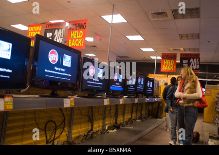 Ai clienti di approfittare delle vendite in un circuito cittadino negozio di elettronica che viene ad essere chiuso alla fine dell'anno in New York Foto Stock