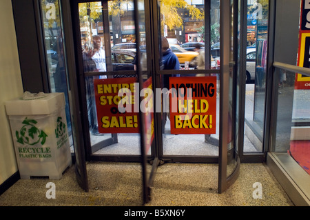 Ai clienti di approfittare delle vendite in un circuito cittadino negozio di elettronica che viene ad essere chiuso alla fine dell'anno in New York Foto Stock