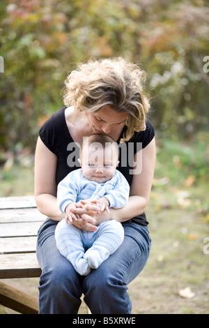 Cinque 5 mesi baby boy mix eurasiatica ma guarda caucasian con 33 anni vecchia madre Foto Stock