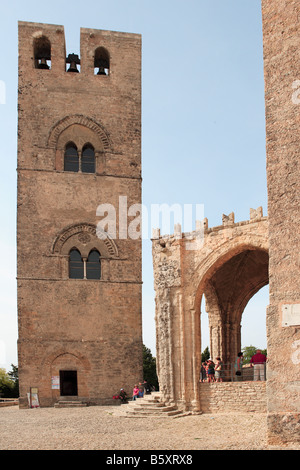 Chiesa Matrice il Campanile e il portico in stile gotico, Erice, in Sicilia Foto Stock