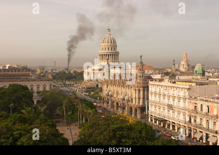 Capitolio Nacional, vicino a Parque Central a l'Avana, Cuba. Con l'aumento del fumo da una fabbrica in background. Foto Stock