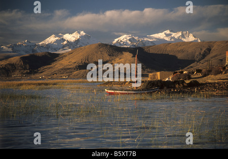 Peschereccio, MTS Chearoco (L) e Chachacomani (R) della catena montuosa Cordillera Real dietro, lago interno, lago Titicaca, Bolivia Foto Stock