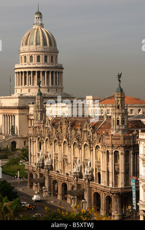 Il Capitolio Nacional, vicino a Parque Central a l'Avana, Cuba. Con l'Hotel Inglaterra in primo piano. Foto Stock