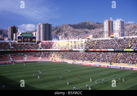 Partita di calcio che si svolge all'interno di Hernando Siles Stadio Olimpico, Miraflores, La Paz, Bolivia Foto Stock