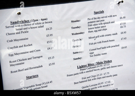 Il menu del ristorante con prezzi in sterline sul mercato cittadino di Stratford upon Avon Warwickshire Inghilterra Foto Stock