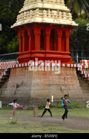 I bambini impegnati in una partita di cricket Foto Stock