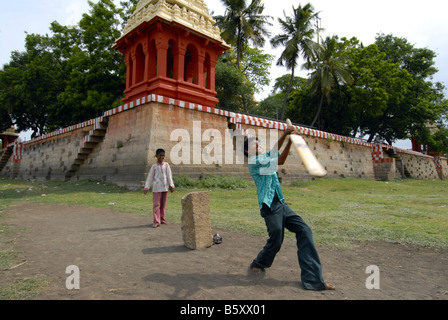 I bambini impegnati in una partita di cricket Foto Stock