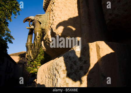 La facciata del Palazzo di Carlos V, a La Alhambra, è decorato con testa di eagle ornamenti gigante di contenimento degli anelli di ottone, Granada, Andalusia, Spagna. Foto Stock