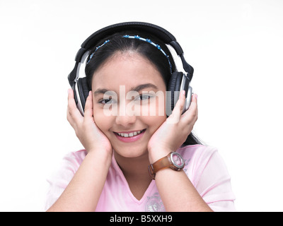 Ritratto di un asiatico ragazza adolescente di origine indiana ascoltando musica Foto Stock